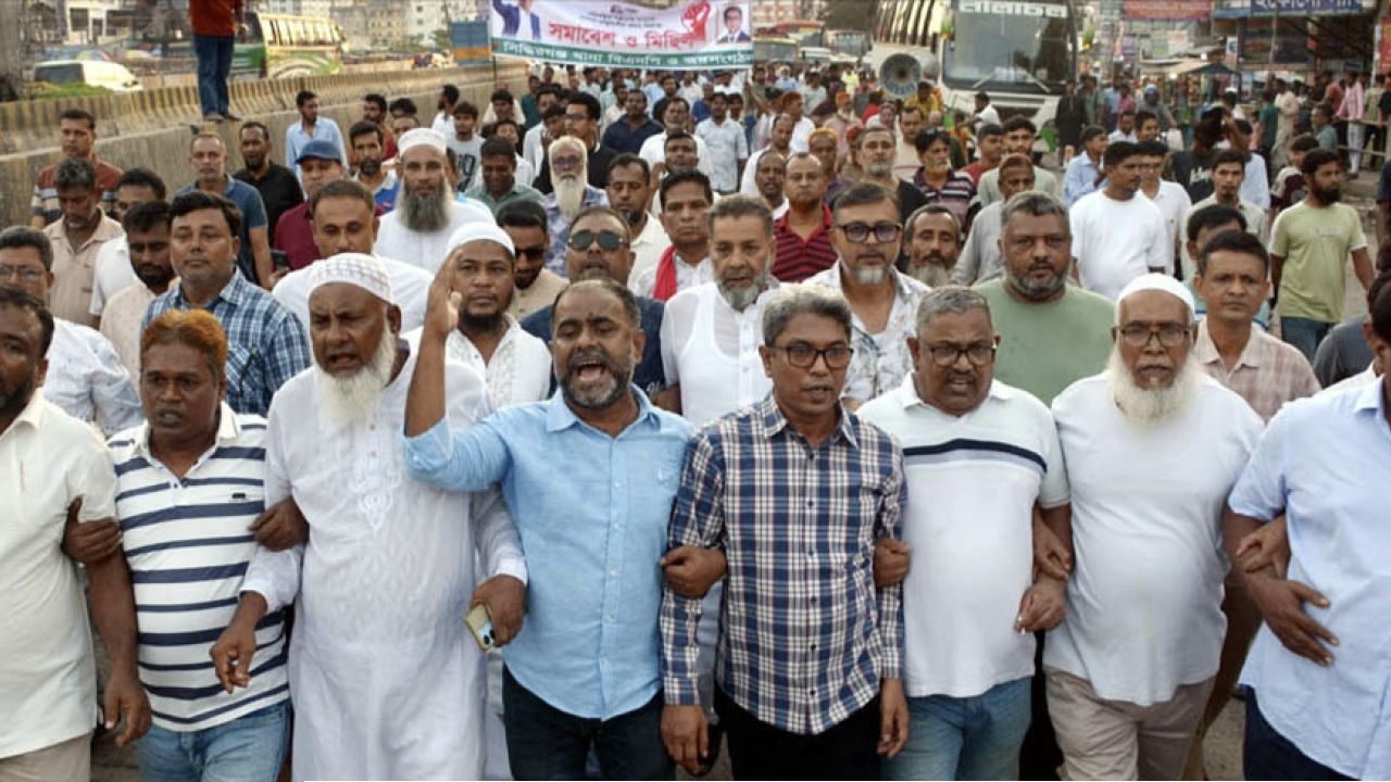 আওয়ামীলীগের নৈরাজ্য ও দেশবিরোধী ষড়যন্ত্রের প্রতিবাদে সিদ্ধিরগঞ্জ বিএনপির বিক্ষোভ মিছিল